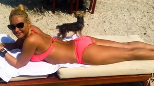 Balerina, balerina, esti tare sexoasa! Vica, DEZBRACATA pe plaja. Fanii au incremenit cand au vazut ce bikini are: "Esti..."