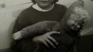 Ce draguta era Iulia Albu in copilarie! Avea "freza" si se juca tot timpul cu o papusa pe care o chema Hans
