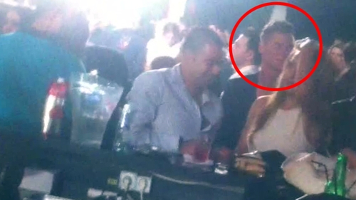 "Dealerul vedetelor" a iesit la agatat, in club! Uite cum l-au lasat doua blonde cu buza umflata!