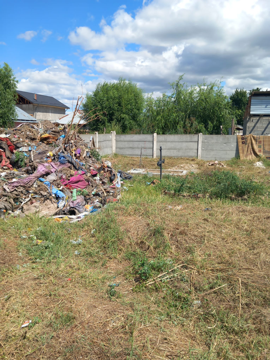 O femeie a aruncat un camion de gunoaie într-un cimitir din Craiova. Imagini ireale în România anului 2023