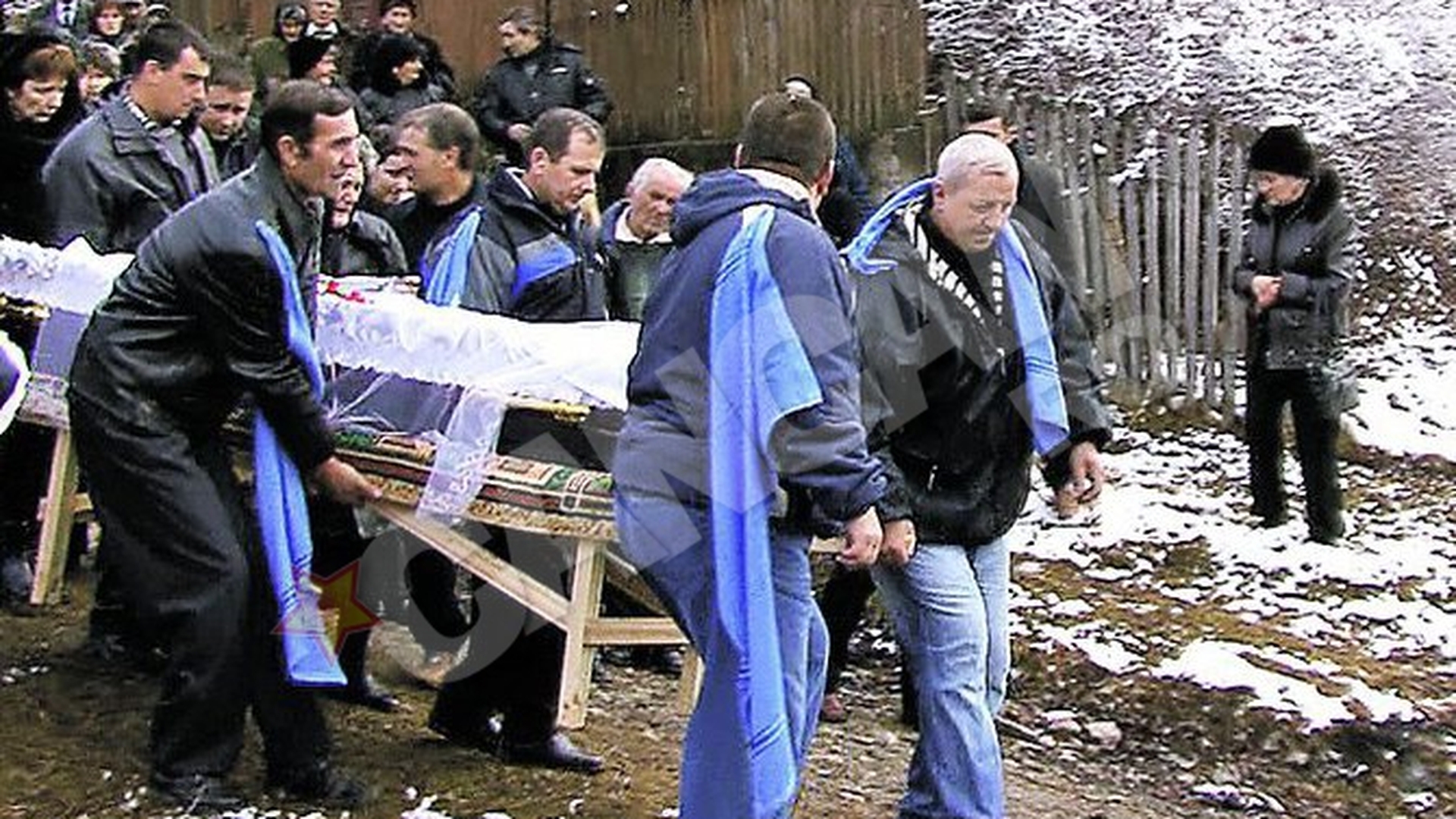Locuitorii cartierului Podul Vartos, din Comarnic, au inlocuit masina funerara. Au carat mortul pe brate 2 kilometri