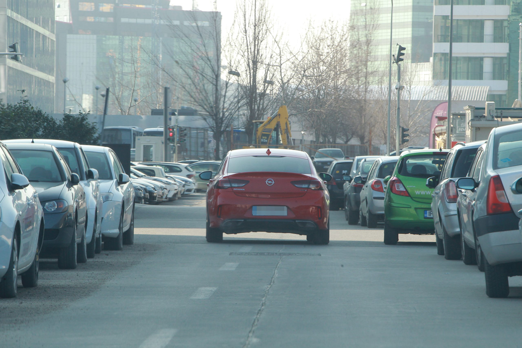 Mașina Irinei  se poate observa ușor în trafic