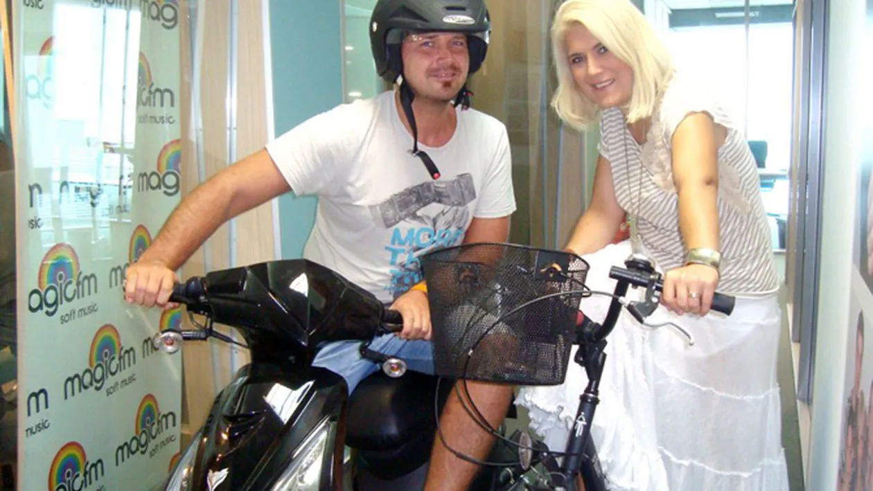 Liana Stanciu, intr-o fusta alba si transparenta, pe bicicleta! A dat o tura prin birou!