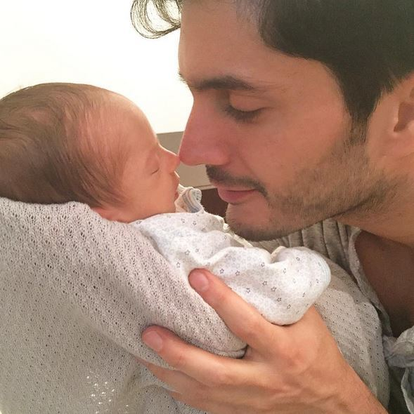Un cuplu de actori celebri trece prin cele mai fericite momente, după ce a venit pe lume băieţelul lor! Iată primele imagini cu bebeluşul