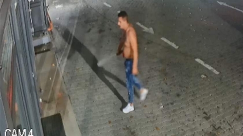 Scene șocante în Argeş! Un tânăr înarmat cu o macetă a terorizat angajaţii unei benzinării