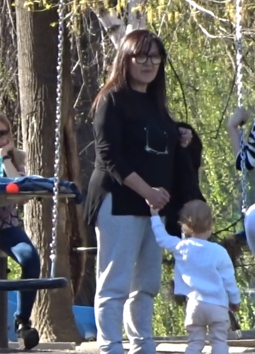 Cum s-a rezolvat „criza de personal” din familie după fuga filipinezei. Primele imagini cu noua ”bonă” a cuplului Vanghelie-Mizil