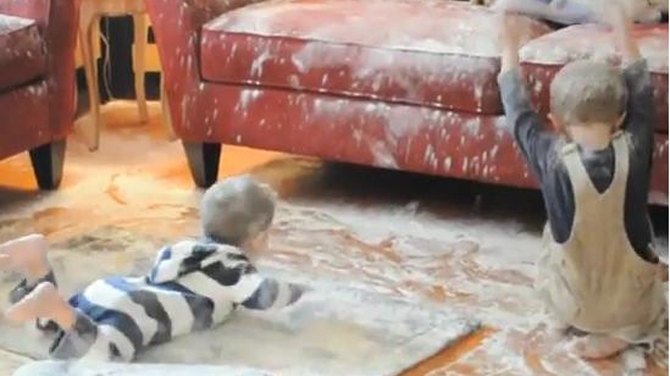 VIDEO Singuri acasa 2! Pustii astia au facut praf casa parintilor. Au turnat kilograme de faina pe tot ce le-a iesit in cale