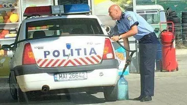 Gest incalificabil! Un politist roman a dosit un recipient după autoturismul Poliţiei şi l-a umplut cu benzină!
