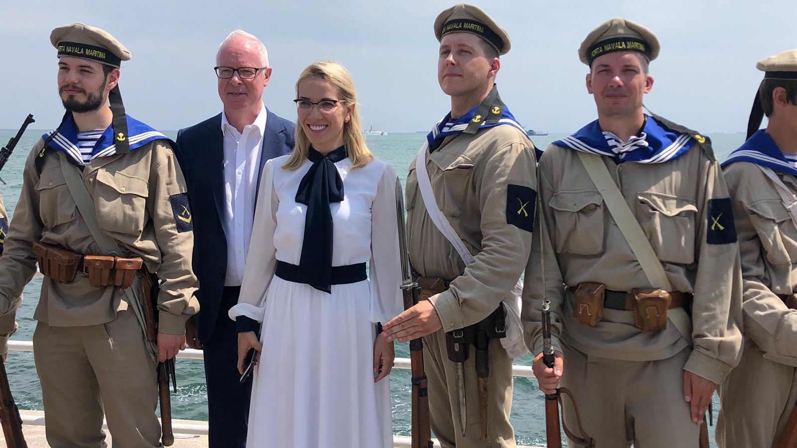 Ramona Ioana Bruynseels îi face concurență lui Carmen Iohannis. Ce ținută a purtat contracandidata lui Klaus Johannis de ziua Marinei