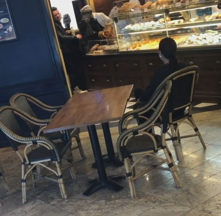 Gabriela a așteptat cuminte în fața unei patiserii