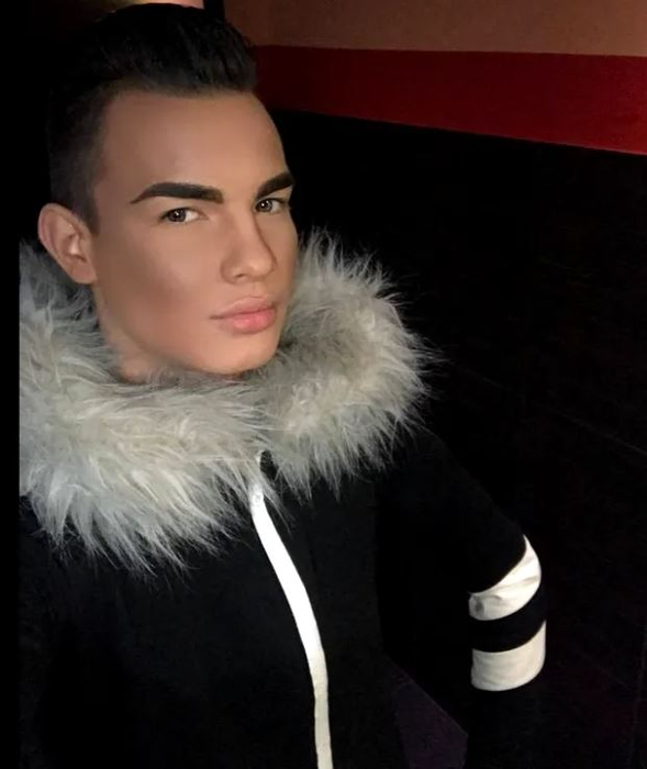 Scenariu șoc: a abandonat-o pe Cristina pentru ”Ken de România”! Eric de la ”Insula iubirii”,  în vacanță cu un transsexual?!