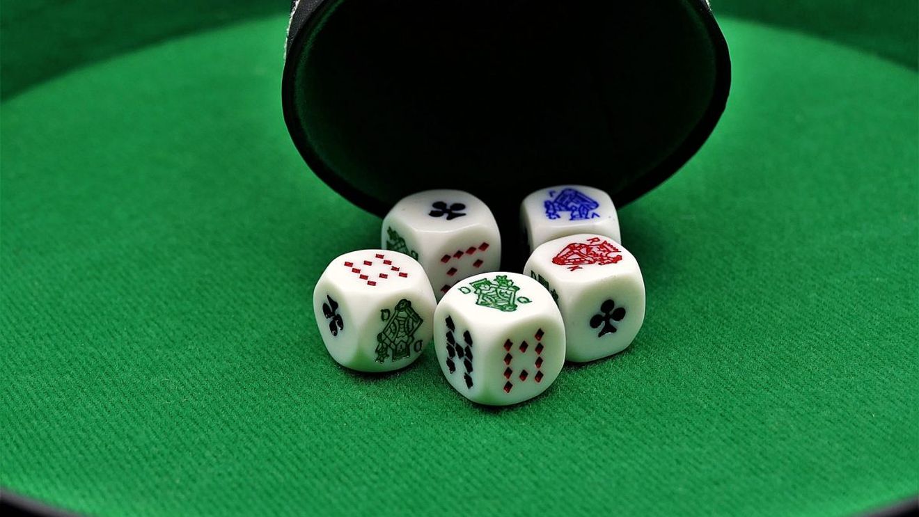 O seară de poker cu 15 persoane, oprită de polițiști. Unul dintre participanți trebuia să fie în carantină