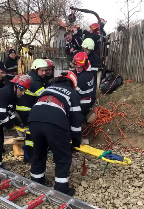 Mobilizare impresionantă pentru salvarea femeii care a căzut în fântână, în localitatea Vârfuri, din Dâmbovița