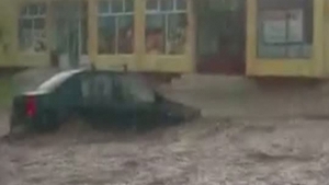 FURTUNILE au făcut prăpăd în ţară: maşini luate de viituri, grindină, ploi torenţiale