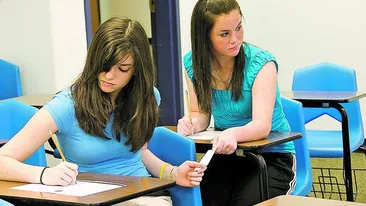 Elevii prinsi copiind vor pierde trei sesiuni