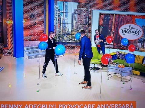 Imagini demențiale cu Benny Adegbuyi! E legat la ochi și sparge baloane cu chipul lui Badr Hari