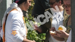 S-au cinstit ca la nunta! Pomana tiganeasca in cimitir la Galati
