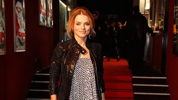 Jojo este mandra cu fiul ei! Vezi cum se lauda unor prieteni cu baietelul sau si ce reactii au acestia!