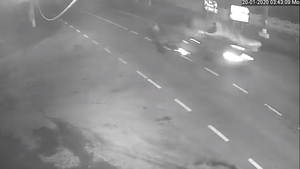Imagini terifiante! Căruță spulberată de un autoturism! Miraculos cum au scăpat căruțașul și calul, deși au fost loviți în plin VIDEOruta spulberata