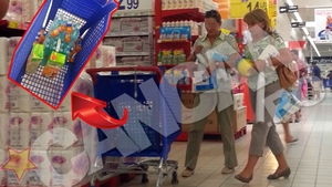 La shopping pentru micuta Sofia! Uite cum se “intrec” in cumparaturi mama si soacra Elenei Basescu!
