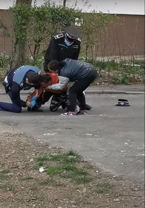 Un angajat al Primăriei Bacău a fost încătușat! Ce nereguli au descoperit polițiștii în declarația pe propria răspundere