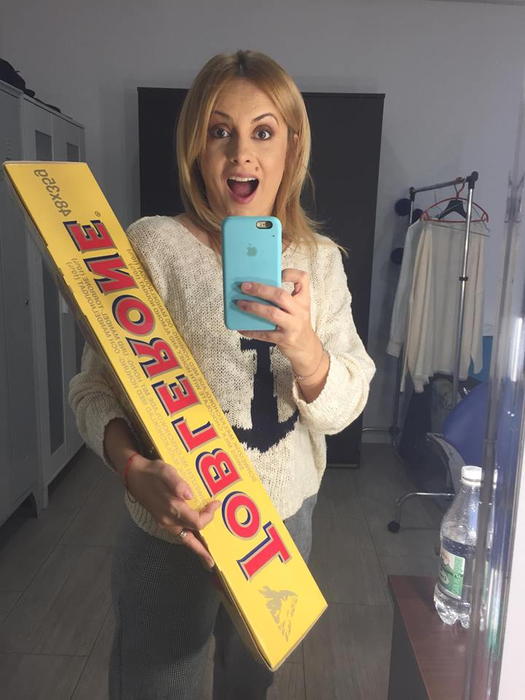 Simona Gherghe, nostalgică: ”Nu-mi dau voie cărțile astea de !” La ce visează vedeta… Și se va întâmpla peste 18 ani!