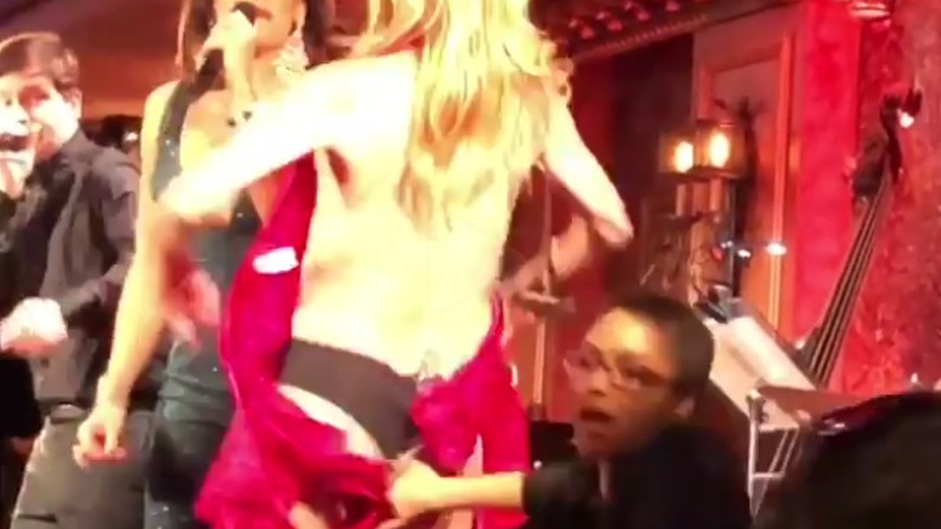 Artista Sonja Morgan a rămas în goală pe scenă. I s-a desfăcut rochia în timp ce cânta. Imaginile din timpul striptease-ului oferit din greșeală au devenit publice