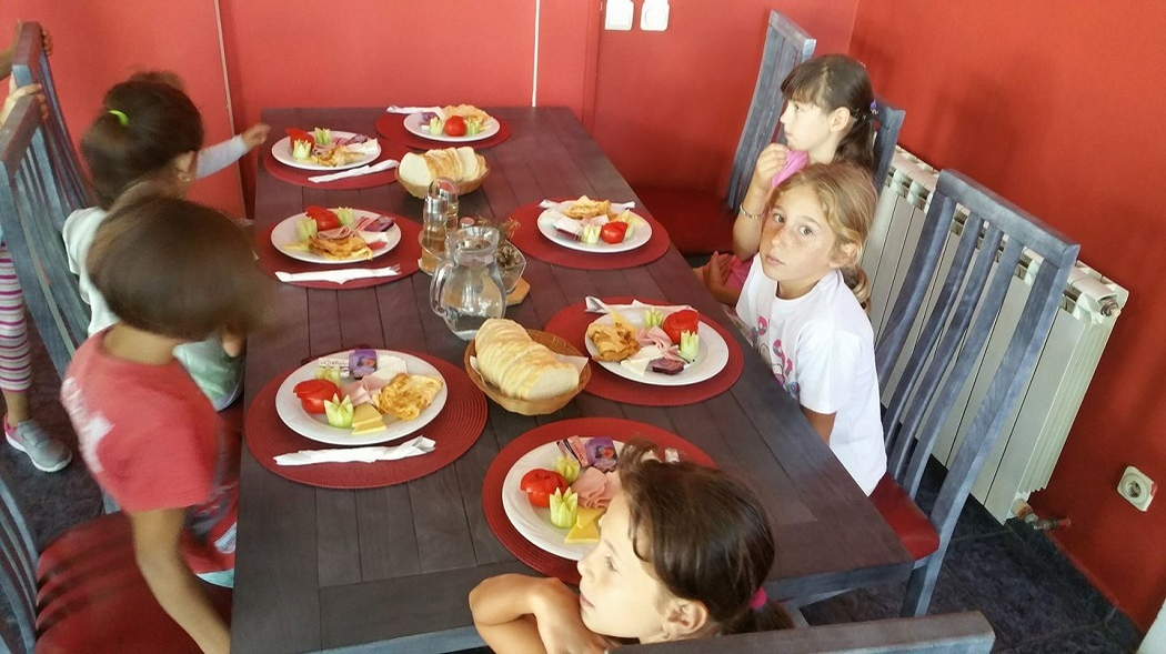 Părintele îi sprijină pe toţi cei aflaţi în nevoie