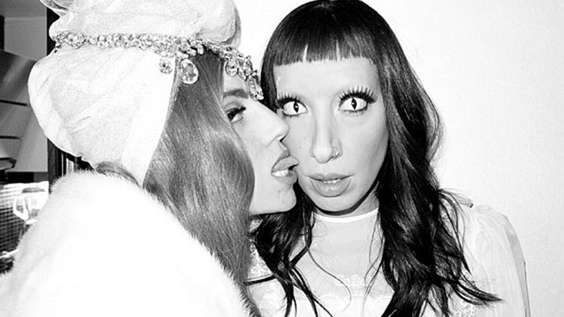 Lady GaGa da cartile pe fata: Nu-si poate tine... limba departe de cea mai buna prietena si are scheleti in dulap!