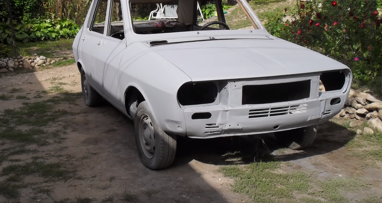 Dacia 1300 cu deschidere din telefon, interior de BMW și volan de Duster sport. VIDEO