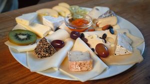 Ce conține, de fapt, brânza topită „La Vache qui rit”? Diferența între variantele pline de aditivi și acest produs