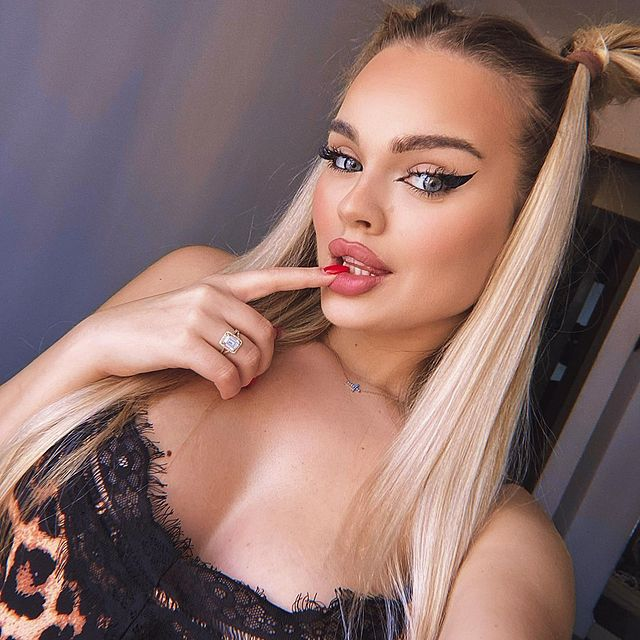 Amelie îi "răvășește" pe cei 5.000 de urmăritori cu postările ei