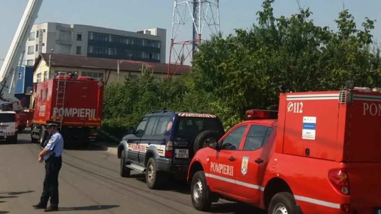 Alertă în București! Un bărbat s-a urcat pe un stâlp și amenință că se sinucide! FOTO EXCLUSIV