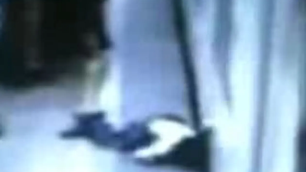 VIDEO HORROR! Mana unui barbat este zdrobita de metrou, in timpul unei altercatii