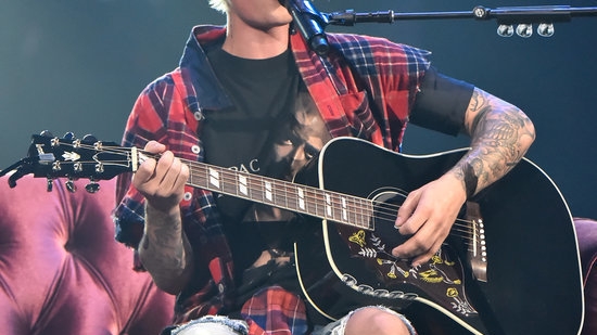 JUSTIN BIEBER, fotografiat de sute de fani… desculţ şi cocoţat într-un copac. Motivul încredibil pentru care a stat acolo, o zi întreagă!