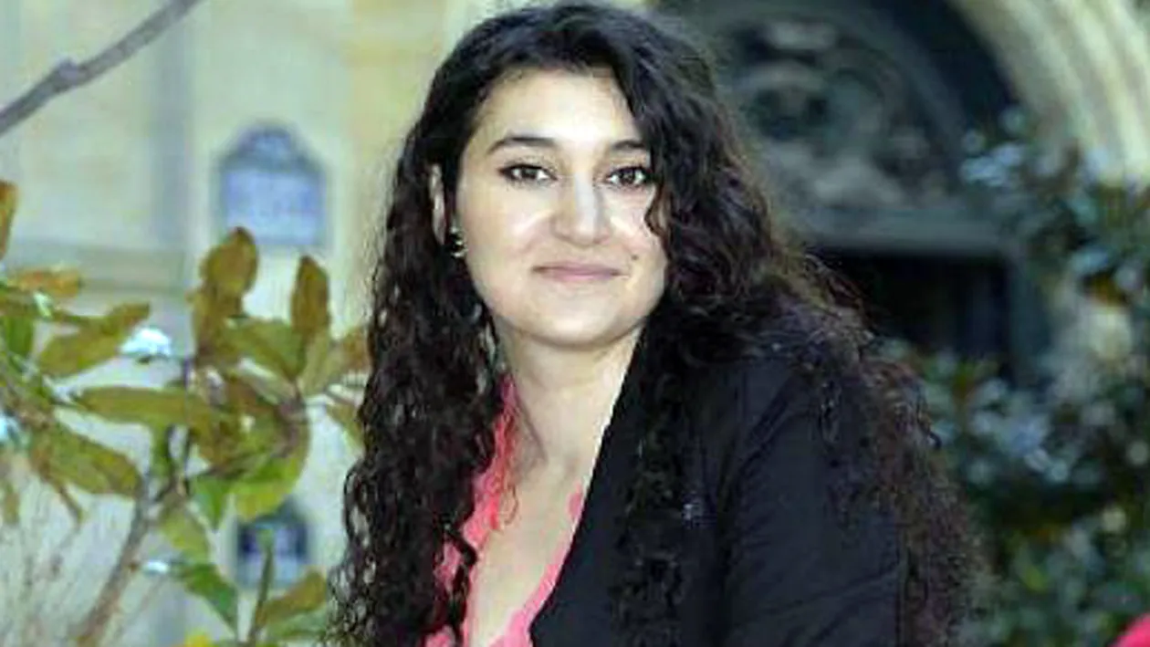 A cersit in Franta si acum studiaza dreptul. Afla fabuloasa poveste a unei romance care invata la Sorbona