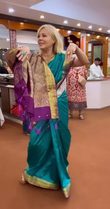 Dana Saviuca a îmbrăcat celebru sari din india Sursa: Instagram.com/danasavuica