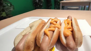Cât a plătit un bucureștean pentru trei hotdogi la IKEA. Prețul este surprinzător