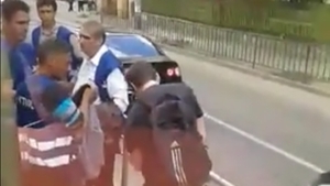 Scene de neînchipuit în tramvaiul 11! Controlorii i-au dislocat umărul unui tânăr pe care îl prinseseră fără bilet!