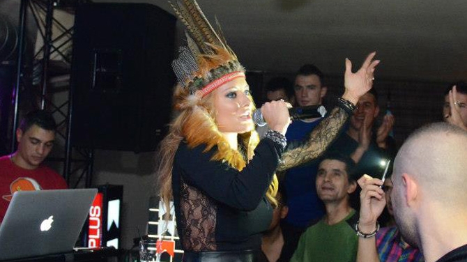 Pe Delia o prinde bine rolul de indianca. Uite cum s-a destrabalat la un concert