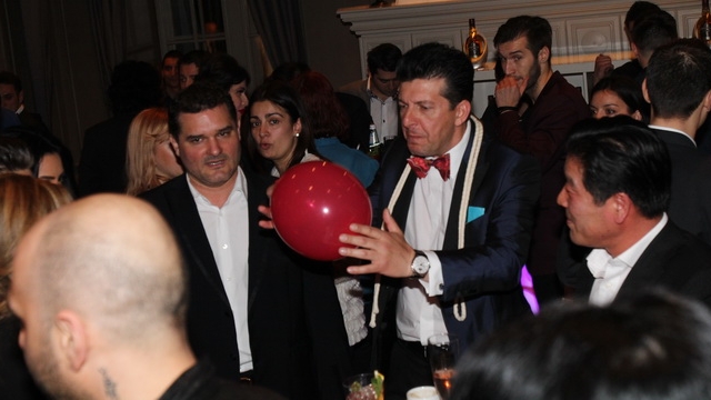 Leonard Iosefini face orice pentru a atrage strainii! Vezi aici cum a reusit iluzionistul sa impresioneze un chinez!