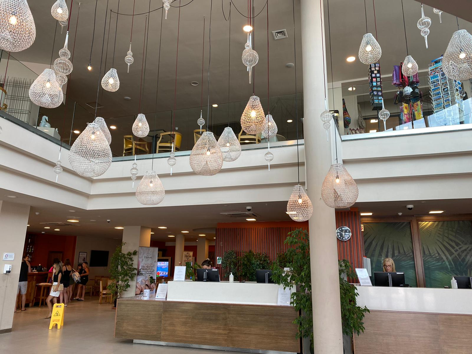 Așa arată un concediu de 8.200 lei în Malta! Ce au primit să mănânce doi turiști români în restaurantul unui hotel de 4 stele din Mellieha