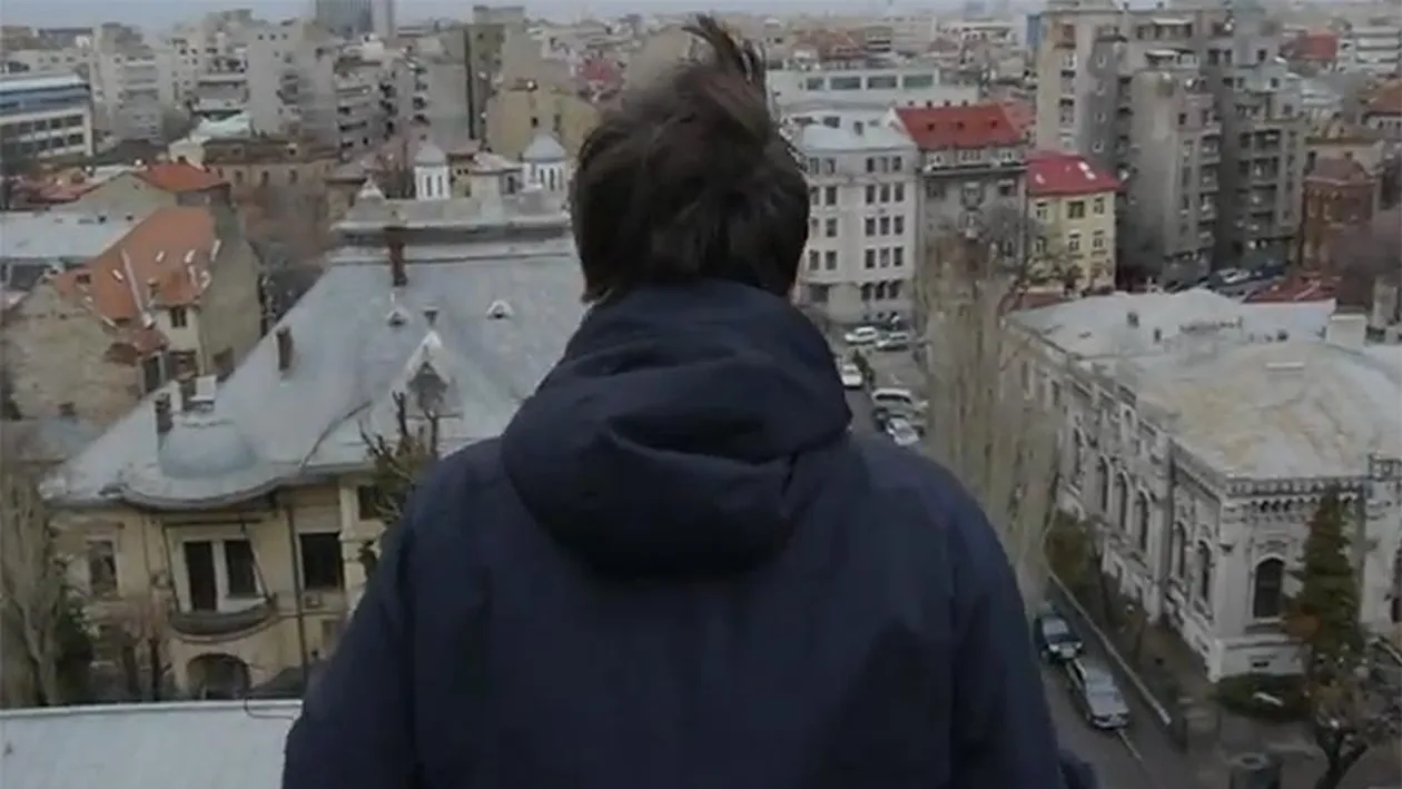 VIDEO incredibil! Cum reactioneaza bucurestenii atunci cand un tanar vrea sa se arunce de pe blocul lor! Va sugerez blocul turn