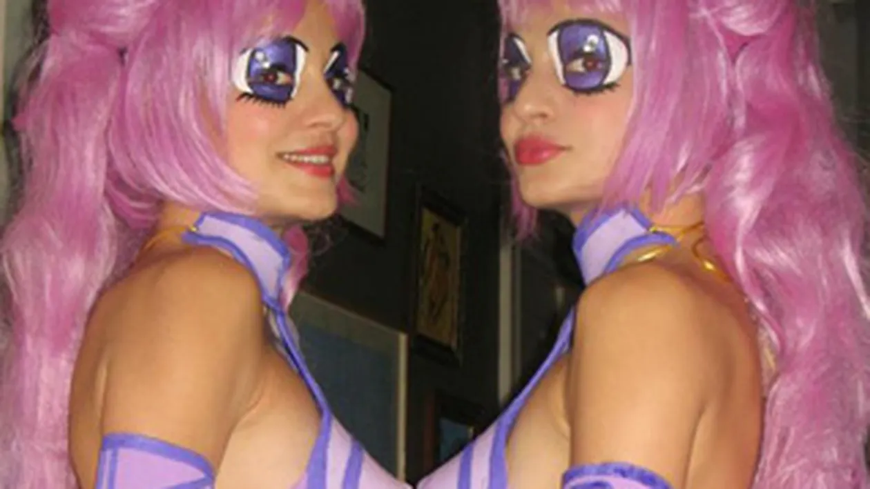 Iti mai aduci aminte de gemenele de la Indiggo? N-o sa-ti vina sa crezi cum s-au costumat de Halloween! Sunt de-a dreptul horror!