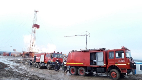 Pericol de explozie în Satu Mare, după ce un incendiu violent a izbucnit la o sondă de gaz! Pompierii intervin cu dificultate