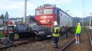 Cine este șoferul care a rămas încarcerat în bolidul său de lux, după ce l-a lovit trenul!