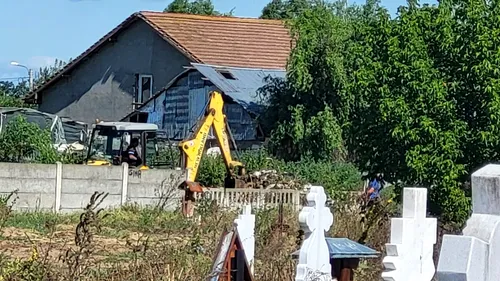 O femeie a aruncat un camion de gunoaie într-un cimitir din Craiova. Imagini ireale în România anului 2023