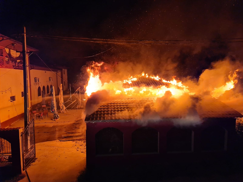 Incendiu violent în Argeș