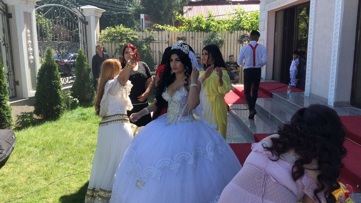 Petrecerea a început în curte