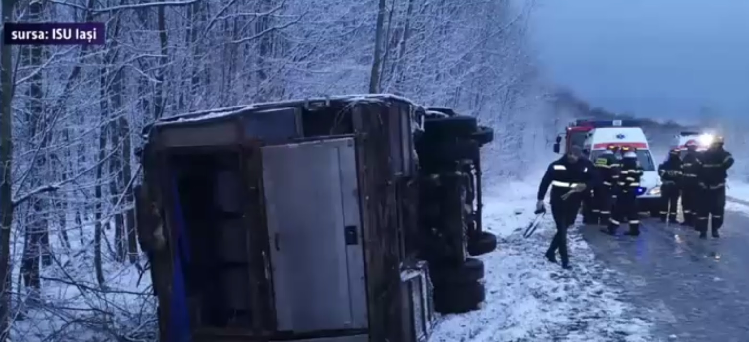 Accident grav în Iași, unde s-a răsturnat un microbuz cu 23 de pasageri. A fost activat planul roșu de intervenție
